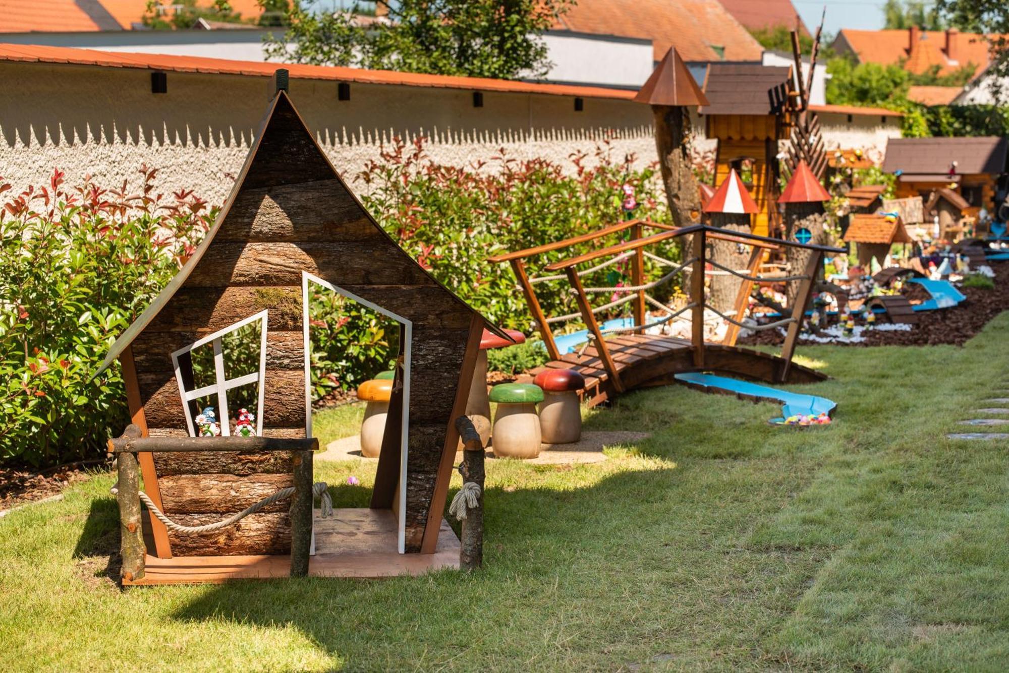 Holdvirag Hotel Шарвар Екстер'єр фото